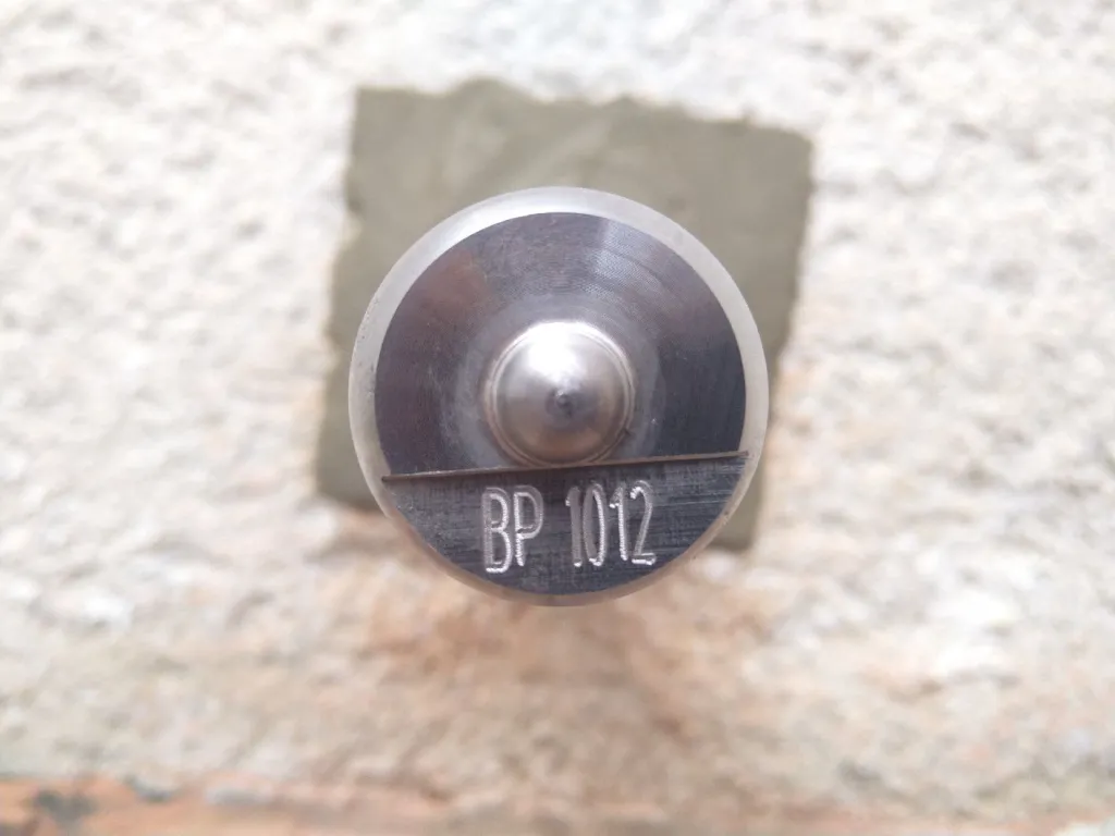 Reper przedłużony - przykład stabilizacji repera w ramach trwającej V kampanii pomiarowej - oznaczenie BP informuje o bolcu przedłużonym, dostosowanym przy stabilizacji w budynkach ocieplonych styropianem.  Źródło: Główny Urząd Geodezji i Kartografii