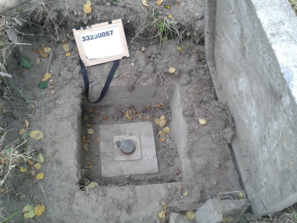  Reper wiekowy - 33230057 - reper podstawowej osnowy geodezyjnej wysokościowej, stabilizowany palami ok. 25 m do litej skały, w latach 50 XX wieku, cały czas włączony do sieci pomiarowej. Źródło: Główny Urząd Geodezji i Kartografii