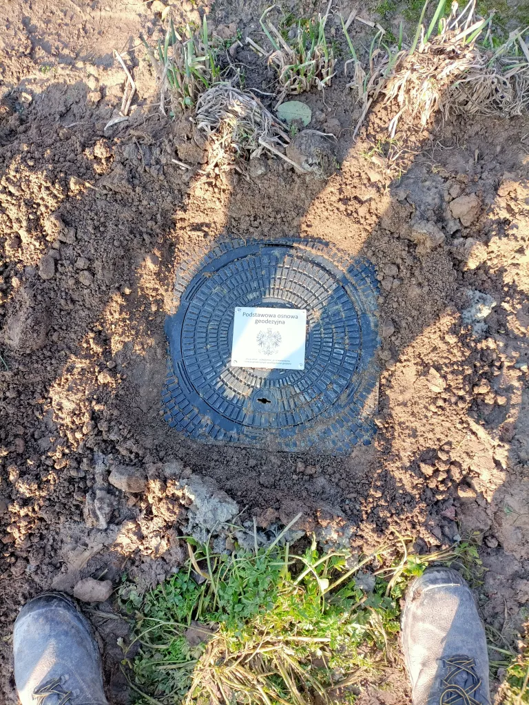 Aktualnie wykonywane zabezpieczenie punktów podstawowej osnowy wysokościowej o stabilizacji podziemnej. Źródło: Główny Urząd Geodezji i Kartografii