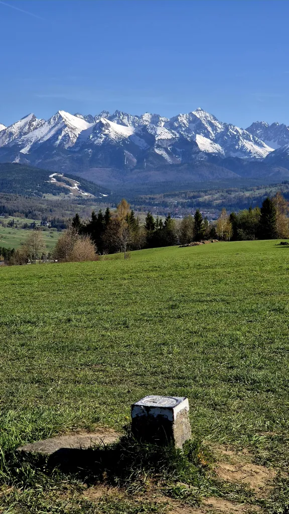 Punkt geodezyjny Czarna Góra z widokiem na Tatry. Fot: Wojciech Gancarczyk