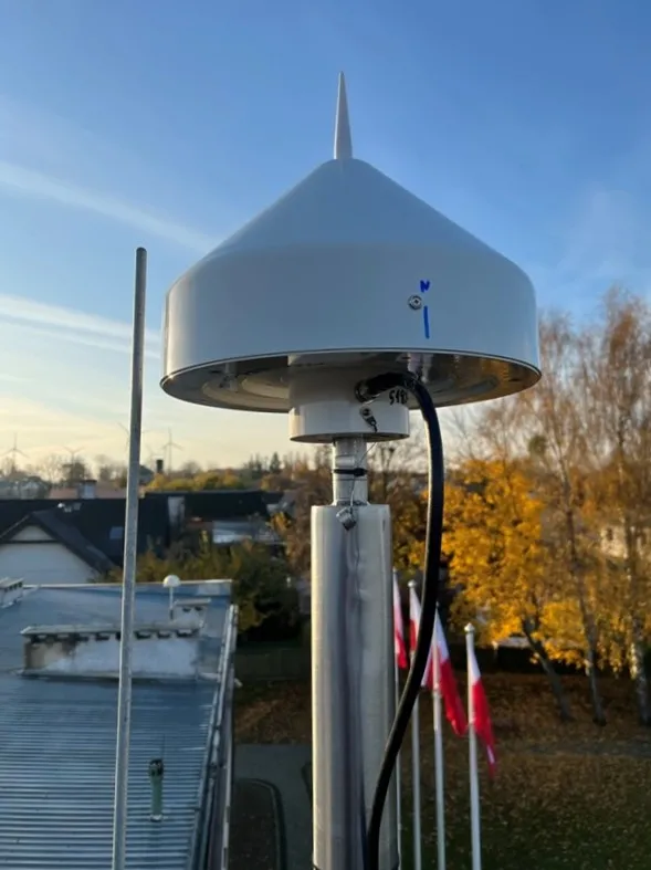 Antena GNSS na stacji w Wicku. Źródło: GUGiK