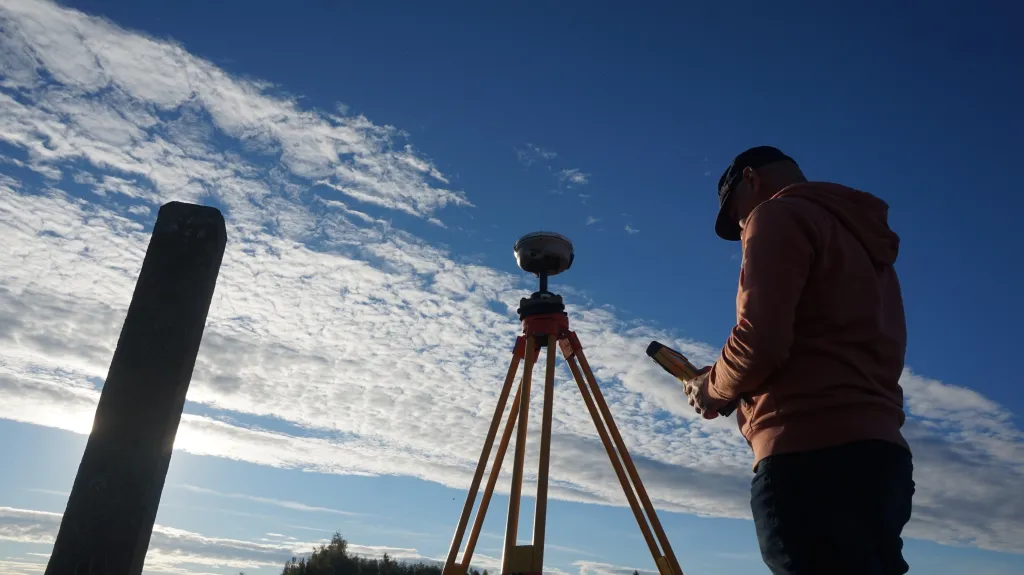 Pomiar statyczny GNSS na punkcie geodezyjnym. Źródło: GUGiK