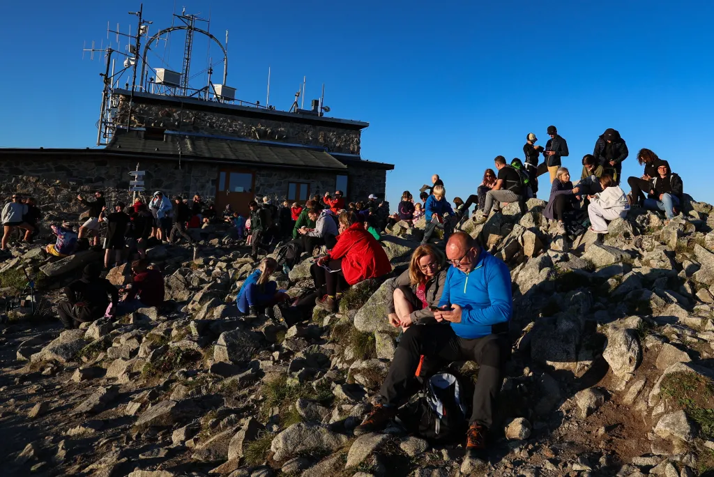 Zakopane, 12.08.2026. Ludzie oglądają częściowe zaćmienie słońca na Kasprowym Wierchu. Fot. PAP/Grzegorz Momot