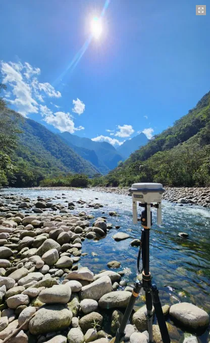 Stacja RTK do kontroli lotu drona. Fot. Jeff Contreras
