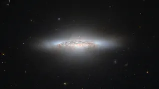 Galaktyka soczewkowata NGC 5010 sfotografowana przez Kosmiczny Teleskop Hubble’a. Źródło: ESA/Hubble &amp; NASA.