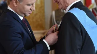 Prezydent Andrzej Duda (L) odznacza Orderem Orła Białego naukowca, byłego prezesa Polskiej Akademii Nauk Michała Kleibera (P). Fot. PAP/Radek Pietruszka 03.05.2016