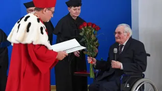 Profesor Władysław Stróżewski (P) odebrał tytuł doktora honoris causa Uniwersytetu Pedagogicznego w Krakowie. Doktorat wręcza rektor UP prof Kazimierz Karolczak (L). (mr) PAP/Jacek Bednarczyk 10.05.2019