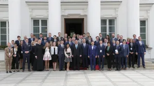 Prezydent Andrzej Duda (C) uczestniczy w inauguracji Belwederskiej Szkoły Letniej w Warszawie. Fot. PAP/Wojciech Olkuśnik 08.07.2019