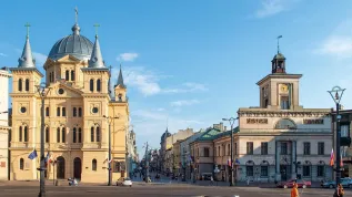 Ulica Piotrkowska w Łodzi. Z lewej kościół pw. Zesłania Ducha Świętego, po prawej dawny ratusz. Fot. PAP/Grzegorz Michałowski 04.06.2019