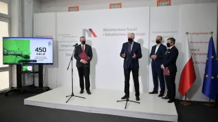 Wicepremier, minister rozwoju, pracy i technologii Jarosław Gowin (2L), minister nauki i szkolnictwa wyższego Wojciech Murdzek (L), prezes Sieci Badawczej Łukasiewicz Piotr Dardziński (2P) oraz dyrektor Polskiego Ośrodka Rozwoju Technologii Andrzej Dybczyński (P) podczas konferencji prasowej w MNiSW w Warszawie, 16 bm. nt. uruchomienia pierwszego w Polsce Wirtualnego Instytutu Badawczego. PAP/Marcin Obara 16.10.2020