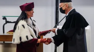 23.09.2021. Rektor Akademii WSB, dr hab. Zdzisława Dacko-Pikiewicz (L) i profesor Michał Kleiber (P) podczas uroczystości nadania mu tytułu Doktora Honoris Causa Akademii WSB, 23 bm. w Dąbrowie Górniczej. PAP/Hanna Bardo