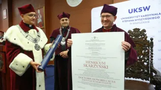 , 27.05.2022. Rektor UKSW ks. prof. dr hab. Ryszard Czekalski (L) podczas uroczystości nadania prof. Henrykowi Skarżyńskiemu (P) tytułu doktora honoris causa Uniwersytetu Kardynała Stefana Wyszyńskiego, 27 bm. w siedzibie UKSW w Warszawie. (mr) PAP/Rafał Guz