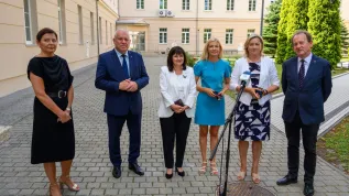 24.07.2023. Sekretarz stanu w Ministerstwie Edukacji i Nauki, pełnomocnik rządu ds. monitorowania wdrażania reformy szkolnictwa wyższego i nauki Włodzimierz Bernacki (P), I wicewojewoda małopolski Ryszard Pagacz (2L), rektor Akademii Tarnowskiej prof. dr hab. Małgorzata Kołpa (L) i posłanki PiS Anna Pieczarka (3P), Józefa Szczurek-Żelazko (2P) i Urszula Rusecka (3L) podczas briefingu prasowego w siedzibie Akademii Tarnowskiej. PAP/Paweł Topolski