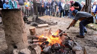 Jedna z wcześniejszych edycji festiwalu (Nowa Słupia, 11.08.2018). Pokaz wytopu żelaza metodą sprzed dwóch tysięcy lat. PAP/Piotr Polak