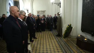 06.11.2023. Rektor Uniwersytetu Jagiellońskiego prof. dr hab. Jacek Popiel (2L) złożył kwiaty przed tablicą pamiątkową w Collegium Novum UJ w Krakowie, 6 bm. z okazji obchodów Akademickiego Dnia Pamięci w rocznicę Sonderaktion Krakau.  PAP/Łukasz Gągulski