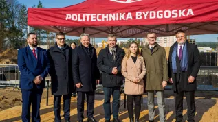 Bydgoszcz 26.02.2024. Minister nauki i szkolnictwa wyższego Dariusz Wieczorek (4L), wojewoda kujawsko-pomorski Michał Sztybel (2L) i rektor Politechniki Bydgoskiej prof. dr hab. inż. Marek Adamski (L) na terenie kampusu Politechniki Bydgoskiej w Bydgoszczy. Fot. PAP/ Tytus Żmijewski