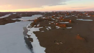 Fot: Panorama Oazy Bungera (ang. Bunger Hills) w kierunku zachodnim. Na pierwszym planie (dół zdjęcia) Polska Stacja Antarktyczna im. Antoniego B. Dobrowolskiego. Fot. Adam Nawrot