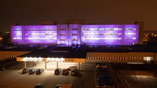 Łódź, 17.11.2021. Podświetlony na fioletowo szpital Instytut Centrum Zdrowia Matki Polki w Łodzi w Światowym Dniu Wcześniaka. PAP/Grzegorz Michałowski