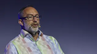 07.08.2024. Współzałożyciel Wikipedii Jimmy Wales podczas ceremonii otwarcia światowego zjazdu wikipedystów Wikimania 2024 w Międzynarodowym Centrum Kongresowym w Katowicach, 7 bm. To 19. edycja imprezy. Wikipedia – otwarta internetowa encyklopedia tworzona przez społeczność użytkowników – powstała w styczniu 2001 r. PAP/Kasia Zaremba