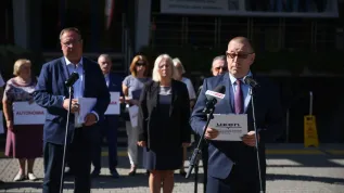 Kraków, 05.09.2024. Prorektor ds. nauki UKEN dr hab. Michał Rogoż (L), prorektor ds. studenckich UKEN dr hab. Katarzyna Plutecka (C) i rektor UKEN prof. dr hab. Piotr Borek (L) podczas briefingu prasowego ws. próby odwołania prof. dr hab. Piotra Borka z funkcji Rektora Uniwersytetu Komisji Edukacji Narodowej, 5 bm. przed siedzibą uczelni w Krakowie. Ministerstwo Nauki i Szkolnictwa Wyższego wszczęło procedurę odwołania prof. Piotra Borka z funkcji rektora Uniwersytetu Komisji Edukacji Narodowej w Krakowie. Przyczyną ma być „rażące lub uporczywe naruszanie prawa”. (sko) PAP/Łukasz Gągulski