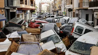 Zniszczone auta po powodzi w Sedavi, w prowincji Walencja (Hiszpania)  EPA/BIEL ALINO