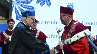 01.10.2024. Rektor Uniwersytetu Gdańskiego prof. dr hab. Piotr Stepnowski (P) wręczył tytuł doktora honoris causa UG, byłemu premierowi Janowi Krzysztofowi Bieleckiemu (L) na inauguracji Roku Akademickiego 2024/2025 na Uniwersytecie Gdańskim, 1 bm. w budynku Biblioteki UG. PAP/Adam Warżawa