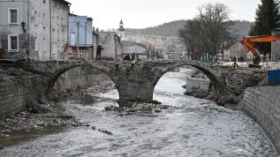 Lądek-Zdrój, 20.12.2024. Odbudowa mostów. Przeprawy zostały zniszczone w ostatniej powodzi. PAP/Maciej Kulczyński