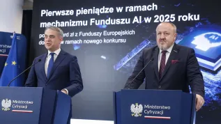 13.01.2025. Wicepremier, minister cyfryzacji Krzysztof Gawkowski (L) oraz dyrektor Narodowego Centrum Badań i Rozwoju prof. Jerzy Małachowski (P) podczas konferencji prasowej w siedzibie resortu cyfryzacji w Warszawie, 13 bm. Temat spotkania: "Pierwsze pieniądze w ramach mechanizmu Funduszu AI w 2025 roku - ponad miliard zł z Funduszy Europejskich dostępne w ramach nowego konkursu". PAP/Tomasz Gzell