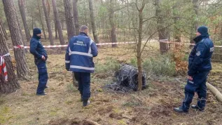 Łowyń (pow. międzychodzki), 11.03.2025. Prawdopodobny element rakiety Falcon 9 odnaleziony w Łowyniu koło Międzychodu. PAP/KWP w Poznaniu