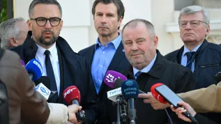 , 08.05.2025. Rektor Uniwersytetu Warszawskiego prof. dr hab. Alojzy Z. Nowak (2P) i minister nauki i szkolnictwa wyższego Marcin Kulasek (L) na konferencji prasowej na terenie Kampusu Głównego UW w Warszawie, 8 bm. Wieczorem 7 maja 2025 r. przy gmachu Auditorium Maximum doszło do napaści z użyciem siekiery na pracowników uczelni. Zaatakowana kobieta nie żyje, druga osoba - mężczyzna, został ranny. Rektor UW ogłosił 8 maja dniem żałoby, odwołane zostały wszystkie zajęcia dydaktyczne. PAP/Radek Pietruszka