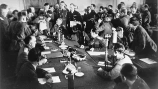 Niemcy, Berlin, 1945-05-08. Feldmarszałek Wilhelm Keitel (u szczytu stołu) podpisał akt bezwarunkowej kapitulacji Niemiec. PAP/CAF/APN