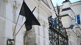 08.05.2025. Czarne flagi przed wejściem do Kampusu Głównego UW w Warszawie, 8 bm. Wieczorem 7 maja 2025 r. przy gmachu Auditorium Maximum doszło do napaści z użyciem siekiery na pracowników uczelni. Zaatakowana kobieta nie żyje, druga osoba - mężczyzna, został ranny. Rektor UW ogłosił 8 maja dniem żałoby, odwołane zostały wszystkie zajęcia dydaktyczne. (ad) PAP/Radek Pietruszka