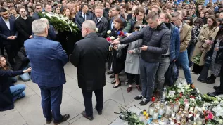 Uczczenie minutą ciszy na terenie Kampusu Głównego UW w Warszawie, 8 bm. tragicznie zmarłej kobiety (ad) PAP/Szymon Pulcyn