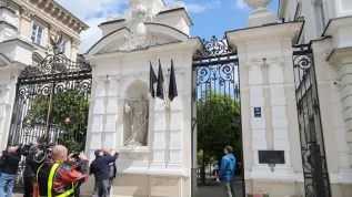 Czarne flagi wieszane na bramie Kampusu Głównego Uniwersytetu Warszawskiego w Warszawie. (rg/mgut) PAP/Rafał Guz