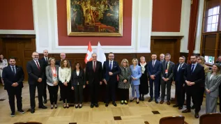 Poznań, 15.05.2025. Minister nauki i szkolnictwa wyższego Marcin Kulasek (C), radny federalny Szwajcarii Guy Parmelin (C-L) oraz rektor UAM prof. dr hab. Bogumiła Kaniewska (C-P) podczas podpisania memorandum o porozumieniu w zakresie badań naukowych i innowacji ze Szwajcarią, 15 bm. w na Uniwersytecie im. Adama Mickiewicza w Poznaniu. PAP/Jakub Kaczmarczyk