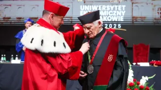 28.05.2025. Prof. Jerzy Buzek (P) na uroczystystości wręczenia mu tytułu Doktora Honoris Causa na posiedzeniu Senatu Uniwersytetu Ekonomicznego w ramach obchodów 100-lecia uczelni, 28 bm. w Krakowie. Obok rektor Uniwersytetu Ekonomicznego w Krakowie. dr hab. Bernard Ziębicki. PAP/Łukasz Gągulski