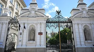 08.05.2025. Czarne flagi przed wejściem do Kampusu Głównego UW w Warszawie, 8 bm. Wieczorem 7 maja 2025 r. przy gmachu Auditorium Maximum doszło do napaści z użyciem siekiery na pracowników uczelni. Zaatakowana kobieta nie żyje, druga osoba - mężczyzna, został ranny. Rektor UW ogłosił 8 maja dniem żałoby, odwołane zostały wszystkie zajęcia dydaktyczne. (ad) PAP/Radek Pietruszka