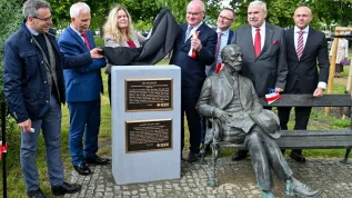 09.06.2025. Przewodniczący Ogólnopolskiego Komitetu ds. Promocji Osoby i Dzieła Michała Doliwo-Dobrowolskiego, dr. Piotr Szymczak (2L), prezydent IEEE prof. Kathleen A. Kramer (3L) i prezes SEP, prof. Sławomir Cieślik (4P) podczas odsłonięcia tablic pamiątkowych IEEE Milestone na skwerze im. Michała Doliwo-Dobrowolskiego w Szczecinie, 9 bm. Tablice poświęcone są pionierskiej transmisji energii elektrycznej z Lauffen am Neckar do Frankfurtu nad Menem w 1891 r., której dokonali: Michał Doliwo-Dobrowolski, Oskar von Muller i Charles Brown. Instytut Inżynierów Elektryków i Elektroników IEEE (od ang. Institute of Electrical and Electronics Engineers) nadaje wyróżnienia wybitnym, epokowym osiągnięciom technicznym w obszarze elektryki i elektroniki, podkreślając tym samym najwyższą rangę tych osiągnięć. Na świecie przyznano dotąd blisko 300 wyróżnień IEEE Milestone. (mr) PAP/Marcin Bielecki