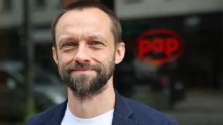 10.06.2025. Ekspert ds. bezpieczeństwa kosmicznego Mariusz Słonina przed siedzibą Polskiej Agencji Prasowej w Warszawie, 10 bm. Mariusz Słonina był gościem Studia PAP.  PAP/Szymon Pulcyn