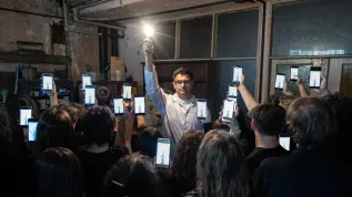 Odkryto nowy typ związków z glinem, które świecą. Związki tego typu mają potencjalne zastosowanie w elektronice optycznej, np. w OLED-ach dzięki osiągnięciu maksymalnej wydajności kwantowej. Fot. Grzegorz Krzyżewski