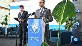 12.06.2025. Przewodnictwo Polski w Radzie UE. Minister nauki i szkolnictwa wyższego Marcin Kulasek (P) przemawia podczas otwarcia Forum Europejskich Sojuszy Uniwersyteckich we Wrocławiu. PAP/Maciej Kulczyński