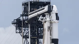 11.06.2025. Na zdjęciu z 11 bm. Rakieta Falcon 9 na stanowisku SLC 39A w Centrum Kosmicznym Johna F. Kennedy’ego na przylądku Canaveral w amerykańskim stanie Floryda. Trwają przygotowania do wystrzelenia rakiety Falcon 9 z kapsułą Crew Dragon, która w ramach misji Axiom-4 ma zabrać czwórkę astronautów, w tym Sławosza Uznańskiego-Wiśniewskiego na Międzynarodową Stację Kosmiczną (ISS). PAP/Leszek Szymański