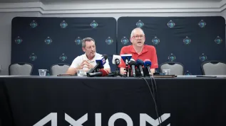 Cape Canaveral, Floryda, 12.06.2025. Wiceprezes, szef ds. usług misji Axiom Space Allen Flynt (L) oraz kierownik grupy ds. usług Low Eearth Orbit Frank De Winne (P) podczas konferencji prasowej w Centrum Kosmicznym Johna F. Kennedy’ego na przylądku Canaveral w amerykańskim stanie Floryda, 12 bm. Konferencja dotyczyła zmianu terminu misji Axiom-4. (ls/mgut) PAP/Leszek Szymański
