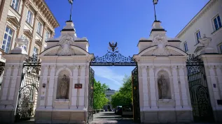 12.05.2021. Brama Główna Uniwersytetu Warszawskiego przy ul. Krakowskie Przedmieście w Warszawie.  PAP/Albert Zawada