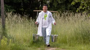 2w1, czyli tanie pozyskiwanie związków chemicznych istotnych w wielu gałęziach przemysłu i usuwanie zanieczyszczeń z wody. A wszystko dzięki fotokatalizarowi wytworzonemu przez naukowców z IChF Pan. Fot: Grzegorz Krzyżewski