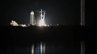 Floryda, 25.06.2025. Start rakiety Falcon 9 z kapsułą Crew Dragon z Centrum Kosmicznego Johna F. Kennedy’ego na przylądku Canaveral na Florydzie, 25 bm. W ramach misji Axiom-4 rakieta zabrała czwórkę astronautów, w tym Sławosza Uznańskiego-Wiśniewskiego na Międzynarodową Stację Kosmiczną (ISS). (amb) PAP/Leszek Szymański
