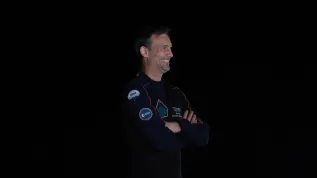 25.06.2025. Na zdjęciu z 24 bm. Sławosz Uznański-Wiśniewski podczas pożegnania astronautów w Centrum Kosmicznym Johna F. Kennedy’ego na przylądku Canaveral w amerykańskim stanie Floryda. Trwają przygotowania do wystrzelenia rakiety Falcon 9 z kapsułą Crew Dragon, która w ramach misji Axiom-4 ma zabrać czwórkę astronautów, w tym Sławosza Uznańskiego-Wiśniewskiego na Międzynarodową Stację Kosmiczną (ISS). PAP/Leszek Szymański