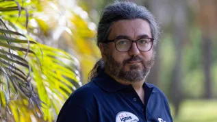 08.06.2025. Na zdjęciu z 7 bm. kierownik misji Ax-4 z ramienia European Space Agency Sergio Palumberi uczestniczy na przyladku Cape Canaveral, 7 bm. w sesji zdjęciowej dla PAP. 10 czerwca z  Centrum Kosmicznego im. Johna F. Kennedy’ego rakieta Falcon 9 wyniesie na Międzynarodową Stację Kosmiczną (ISS) kapsułę Dragon z czworgiem astronautów misji Axiom-4 (Ax-4). Będą to: Peggy Whitson (USA) – dowódczyni, Sławosz Uznański-Wiśniewski (Polska/ESA) – specjalista, Shubhanshu Shukla (Indie) – pilot oraz Tibor Kapu (Węgry) – specjalista. (sko) PAP/Leszek Szymański 