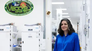 12.06.2025. Na zdjęciu z 9 bm. ekspertka w dziedzinie biologii roślin i starsza naukowczyni projektowa NASA dr Gioia Massa podczas oprowadzania po swoim laboratorium w Centrum Przetwarzania Systemów Kosmicznych na Florydzie. Gioia Massa udzieliła wywiadu Polskiej Agencji Prasowej. (ad) PAP/Leszek Szymański
