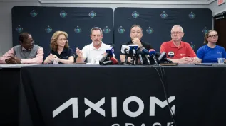 Floryda, 12.06.2025. Wiceprezes, szef ds. usług misji Axiom Space Allen Flynt (4L), główny astronauta Axiom Space, dowódca misji AX-1 i AX-3 Michael Lopez-Alegria (3P) oraz kierownik grupy ds. usług Low Eearth Orbit Frank De Winne (2P) podczas konferencji prasowej w Centrum Kosmicznym Johna F. Kennedy’ego na przylądku Canaveral w amerykańskim stanie Floryda, 12 bm. Konferencja dotyczyła zmiany terminu misji Axiom-4. (amb) PAP/Leszek Szymański